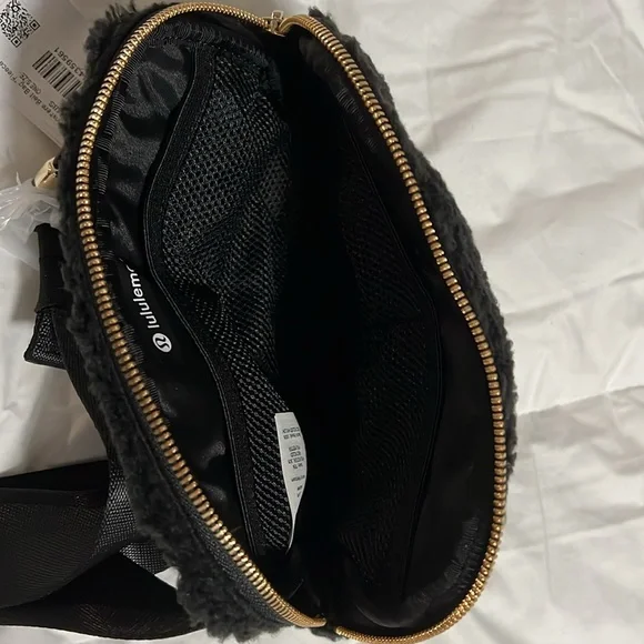 NWT Lululemon Everywhere Fleece 1L Belt Bag Gold Hardware Strap Black New - Picture 8 of 8